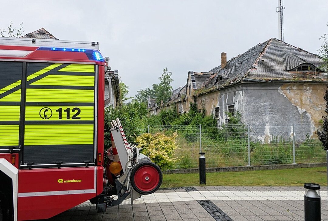 Solo-Grillparty endet in Polizei- und Feuerwehreinsatz - Die Feuerwehr Grimma wurde gegen 15 Uhr in das alte Kasernengelände hinter dem Finanzamt an der Lausicker Straße gerufen. Foto: Sören Müller