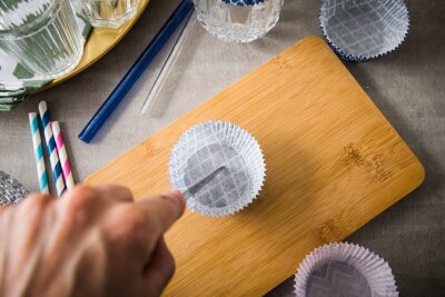 Sommer-Hack: Mit Muffinförmchen gegen Insekten im Glas - Schritt 1: Mit einem Messer einen kleinen Schlitz in das Förmchen schneiden.