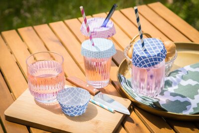 Sommer-Hack: Mit Muffinförmchen gegen Insekten im Glas - Fazit: Das Muffinförmchen sitzt optimal auf dem Glas.