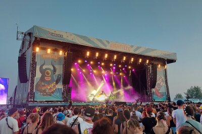 Sommer, Sonne, Festivals: Tipps für ein stressfreies Festivalerlebnis - Impressionen vom Highfield Festival 2023 am Störmthaler See.