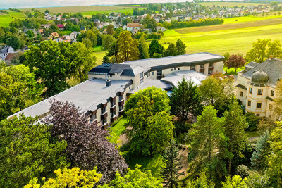 Sommerfest im DRK Pflegeheim "Am Taurastein" mit Playbackshow des Pflegepersonals als Höhepunkt - Im DRK Pflegeheim "Am Taurastein" fand vor wenigen Tagen das alljährliche Sommerfest statt, das in diesem Jahr besonders in Erinnerung bleiben wird. 