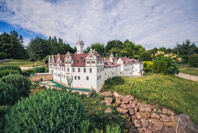 Sommerliche Highlights in Zwickau: Die Vielfalt der Region entdecken - In der Miniwelt Lichtenstein kann man auch ganz ohne Flieger oder Stau auf der Autobahn eine Weltreise unternehmen. Foto: Tourismusregion Zwickau e.V. - "Das Zeitsprungland"