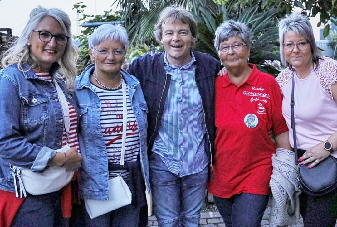 Sommerlicher Laufspaß und Festlichkeiten: Was in Lunzenau und Berthelsdorf geboten wird - Jeanette und Margitta Remling, Rudy Giovannini, Karin und Nicole Schache beim Fantreffen. Foto: A. Funke