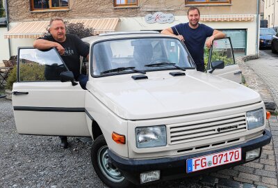 Sonderausführung mit Kassettenradio: Großes Oldtimertreffen in Mittelsachsen - Uwe Mehner (re.) und Marco Meusel sind die Cheforganisatoren des Oldtimer-Treffens. Es findet am 8. September in der Ortsmitte von Eppendorf statt. Foto: Knut Berger