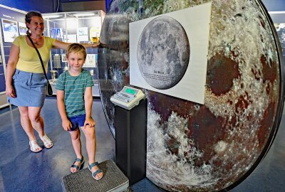 Sonderschau im Vogtland: Mondwoche in der Raumfahrtausstellung - Was wiegt ein Mensch auf dem Mond? Eine spezielle Mondwaage in der Raumfahrtausstellung zeigt es an. Foto: Thomas Voigt