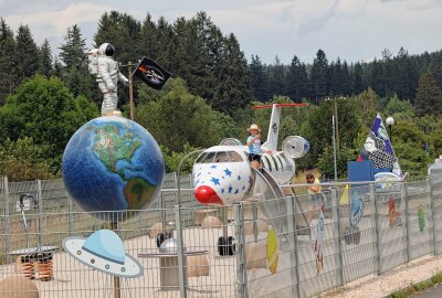 Sonderschau im Vogtland: Mondwoche in der Raumfahrtausstellung - Die jüngsten Besucher tummeln sich gern auf dem Spielplatz gegenüber der Ausstellungshalle. Foto: Thomas Voigt