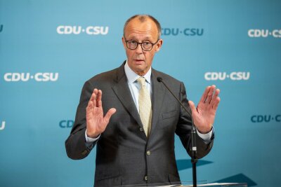 Sondersitzung der Unionsfraktion am Donnerstagmorgen - Geht Unions-Kanzlerkandidat Merz auf das Angebot von Kanzler Scholz zur Zusammenarbeit in drängenden Fragen ein? Merz will mit den Abgeordneten von CDU und CSU über das weitere Vorgehen beraten.