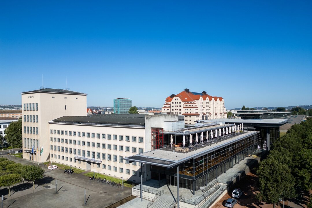 Sondierungsgespräche beginnen Dienstagfrüh im Landtag - Blick auf den Sächsischen Landtag (Archivbild).