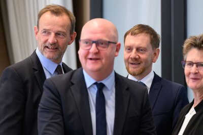 Sondierungsgespräche beginnen - Kretschmer: Ausgang offen - Ministerpräsident Michael Kretschmer (CDU, 2. v.r.), die BSW-Vorsitzenden Jörg Scheibe (l) und Sabine Zimmermann (r) und der SPD-Vorsitzende Henning Homann vor Beginn der Sondierungsgespräche.