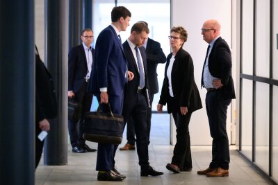 Sondierungsgespräche beginnen - Kretschmer: Ausgang offen - Nach knapp zweistündigen Gesprächen steht Kretschmer gemeinsam mit Homann, Zimmermann und Conrad Clemens (CDU), Chef der Staatskanzlei, vor dem Besprechungsraum.