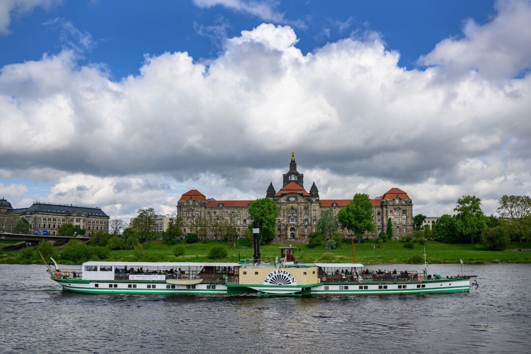 Sonne und Wolken wechseln sich in Sachsen ab - Der historische Schaufelraddampfer "Krippen" der Sächsischen Dampfschifffahrt fährt am Vormittag auf der Elbe vor der Staatskanzlei entlang.