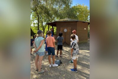 Sonnenlandpark Lichtenau feiert 18. Geburtstag bei strahlendem Sommerwetter - Die Besucher konnten ihr Können auch beim Dart unter Beweis stellen.