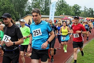 Sonnige Belohnung: Limbacher Marktlauf trotzt Wetterprognosen - Bei den Hauptläufen gingen Starter aller Altersklassen ab Jugend auf die Strecke. Foto: A. Büchner