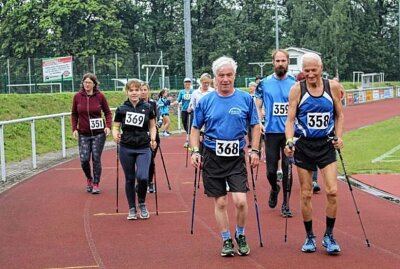 Sonnige Belohnung: Limbacher Marktlauf trotzt Wetterprognosen - Die Walking- / Nordic-Walking-Gruppe wird jedes Jahr größer. Foto: A.Büchner