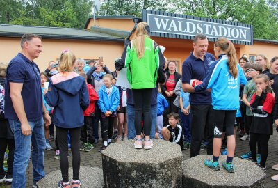 Sonnige Belohnung: Limbacher Marktlauf trotzt Wetterprognosen - Die Herren des städtischen Lions Club "Johann Esche" übergaben bei den nach ihrem Club benannten Läufen als Unterstützer die Medaillen. Foto: A.Büchner