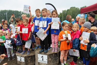 Sonnige Belohnung: Limbacher Marktlauf trotzt Wetterprognosen - Den größten Applaus bekamen die Teilnehmer der Kita-Staffel, der in der Art deutschlandweit einzigartig ist. Foto: A.Büchner