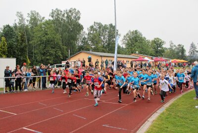 Sonnige Belohnung: Limbacher Marktlauf trotzt Wetterprognosen - Auch bei den Schulkindern wurde vom Startschuss an um jeden Platz gekämpft. Foto: A.Büchner