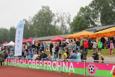 Sonnige Belohnung: Limbacher Marktlauf trotzt Wetterprognosen - Die Zuschauer sorgten die ganze Zeit über für gute Stimmung und ließen sich auch von einzelnen Schauern nicht beeindrucken. Foto: A.Büchner