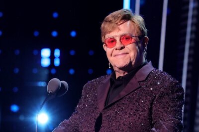 Sorge um Elton John: "Äußerst langsamer Heilungsprozess" nach Augen-Erkrankung - Aktuell erholt sich Elton John von den Folgen einer schweren Augeninfektion.