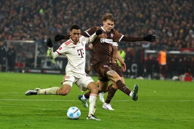 Sorgen um Smith: FC St. Pauli bangt um Abwehrchef - FC St. Paulis Abwehrspieler Eric Smith (r) verletzt sich beim Spiel gegen den FC Bayern.  