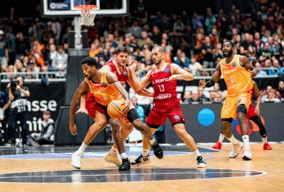 Souveräner Start: Niners Chemnitz besiegen portugiesischen Meister - Die Chemnitzer Basketballer haben bei ihrem Champions League Heimdebüt überzeugt. Foto: EHL Media/Niklas Härtig