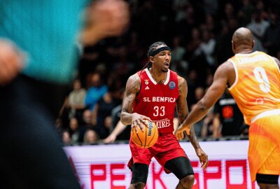 Souveräner Start: Niners Chemnitz besiegen portugiesischen Meister - Die Chemnitzer Basketballer haben bei ihrem Champions League Heimdebüt überzeugt. Foto: EHL Media/Niklas Härtig