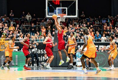 Souveräner Start: Niners Chemnitz besiegen portugiesischen Meister - Betinho Gomes (Benfica Lissabon, #15) im Spiel. Foto: EHL Media/Niklas Härtig