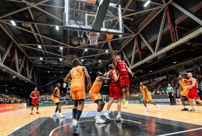 Souveräner Start: Niners Chemnitz besiegen portugiesischen Meister - Jeff Garrett (Niners Chemnitz, #2) und Betinho Gomes (Benfica Lissabon, #15) im Spiel. Foto: EHL Media/Niklas Härtig