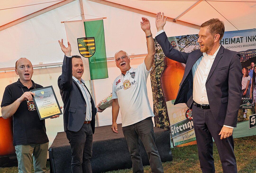 Soziales Engagement im Fokus bei Veranstaltung in Plauen - Mit einem kräftigen "VVC Olé" wurde Joachim Krister (2. V. re.) zum Ehrenpräsidenten der Carnevalisten ernannt. Sachsens Ministerpräsident Michael Kretschmer (CDU, re.), Thomas Partike (li) und Jörg Schmidt (CDU) gratulierten. Foto: Thomas Voigt