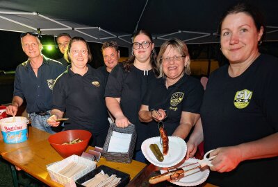 Soziales Engagement im Fokus bei Veranstaltung in Plauen - Birgit Müller (2. V. re.) half an diesem Abend mit ihrem Team der Tanzabteilung des SV04 Oberlosa am Bratwurststand. Foto: Thomas Voigt