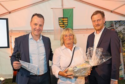 Soziales Engagement im Fokus bei Veranstaltung in Plauen - Jörg Schmidt (CDU, li.) und Sachsens Ministerpräsident Michael Kretschmer (CDU) würdigten das Engagement von Petra Barig im Siedlerverein Plauen-Sorga. Foto: Thomas Voigt