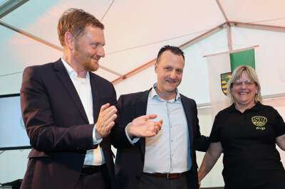 Soziales Engagement im Fokus bei Veranstaltung in Plauen - : Nach der Gratulationskur  eilte Birgit Müller direkt wieder  zum Bratwurststand. Foto:  Thomas Voigt 