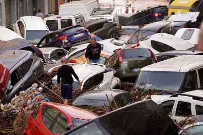 "Spanien weint": Fast 100 Tote bei "Jahrhundert-Unwetter" - Eine RTVE-Reporterin sprach auf einer überschwemmten Straße, in der zerstörte Fahrzeuge teils übereinander gestapelt lagen, von "kriegsähnlichen Szenen". 