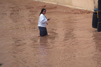 "Spanien weint": Fast 100 Tote bei "Jahrhundert-Unwetter" - Die starken Regenfälle setzen unzählige Straßen, Gebäude und Felder unter Wasser. 