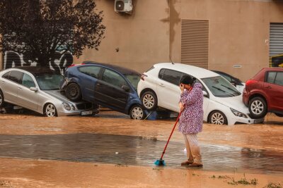 "Spanien weint": Fast 100 Tote bei "Jahrhundert-Unwetter" - Besonders schlimm ist die Lage in der auch bei Urlaubern sehr beliebten Region Valencia, aber auch andere Mittelmeer-Anrainer-Regionen wie Andalusien und Murcia sind schwer betroffen.