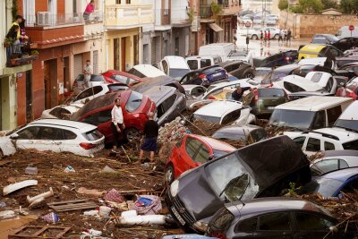 "Spanien weint": Fast 100 Tote bei "Jahrhundert-Unwetter" - Die Wassermassen rissen die Autos wie Spielzeug mit.