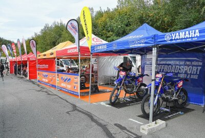 Spannendes Finale der Deutschen Enduro Meisterschaft erwartet - Noch sind die Maschinen im "Stall". Foto: Thorsten Horn