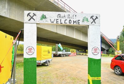 Spannendes Finale der Deutschen Enduro Meisterschaft erwartet - Sächsischer und englischer Willkommensgruß am "Klemmchen Motodrom - Under the Bridge B174". Foto: Thorsten Horn