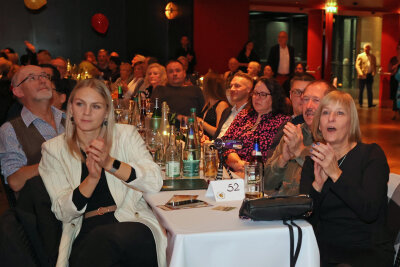 Spaßtruppe vom "Trogisten-Vaschings-Fergnügen" feierte 75. Weinfest - Während des Programms sprang der Funke aufs Publikum über. 