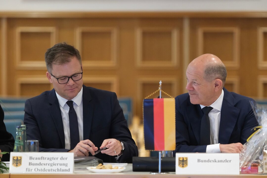 SPD-Bündnis mit BSW in Thüringen nicht ausgeschlossen - Olaf Scholz (SPD, r), Bundeskanzler, und Carsten Schneider (SPD), Ostbeauftragter der Bundesregierung.