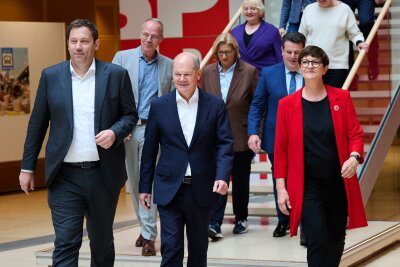 SPD-Fraktion: Auch Vermögenssteuer wieder einführen - Bereit für den Wahlkampf: Die SPD-Spitze um Kanzler Scholz (M). (Archivbild) 