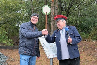 Speicherradsatz bereichert Eisenbahn-Erlebnispfad im Erzgebirge - Der Zwönitzer Bürgermeister Wolfgang Triebert (li.) und Stefan Schneider von der IG ZS an der Schautafel, die enthüllt worden ist. Das Signal steht auf grün. Foto: Ramona Schwabe