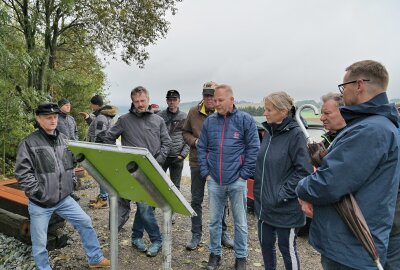 Speicherradsatz bereichert Eisenbahn-Erlebnispfad im Erzgebirge - Entlang der ehemaligen Bahnstrecke Zwönitz-Scheibenberg ist eine weitere Freiluftmuseumsstation geschaffen worden. Foto: Ramona Schwabe