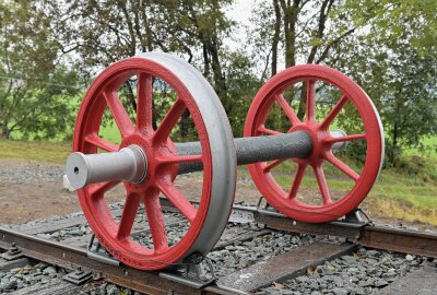 Speicherradsatz bereichert Eisenbahn-Erlebnispfad im Erzgebirge - Auf einem sechs Meter langes Gleis-Stück ist der Speicherradsatz von einer historischen Schlepptenderlok aufgesetzt worden. Foto: Ramona Schwabe