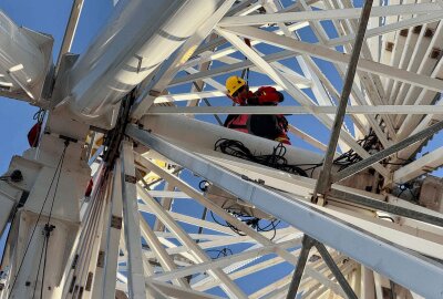 Spektakuläre Szenen: Großeinsatz der Rettungskräfte auf Dresdner Rummel - Mit viel Blaulicht, Spezialausrüstung und Höhenrettern in Aktion entstand ein spannendes Szenario rund um das grosse Riesenrad, das seit einigen Wochen auf dem Volksfestplatz an der Elbe seine Runden dreht. Foto: xcitepress/Maurice Busch