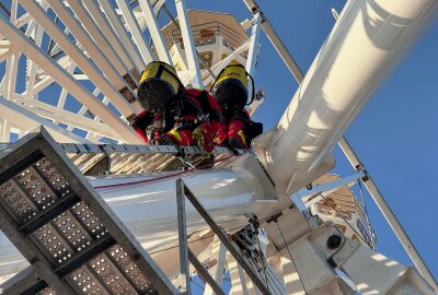 Spektakuläre Szenen: Großeinsatz der Rettungskräfte auf Dresdner Rummel - Mit viel Blaulicht, Spezialausrüstung und Höhenrettern in Aktion entstand ein spannendes Szenario rund um das grosse Riesenrad, das seit einigen Wochen auf dem Volksfestplatz an der Elbe seine Runden dreht. Foto: xcitepress/Maurice Busch