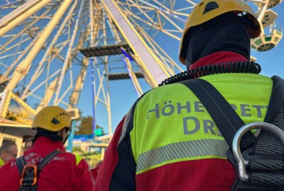 Spektakuläre Szenen: Großeinsatz der Rettungskräfte auf Dresdner Rummel - Schon ab 8 Uhr waren die Höhenretter im Einsatz, um den Ernstfall zu proben, Kirmes-Besucher aus der luftigen Höhe des Riesenrads zu retten. Foto:  xcitepress/Maurice Busch