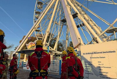 Spektakuläre Szenen: Großeinsatz der Rettungskräfte auf Dresdner Rummel - Sollte es auf dem Dresdner Rummel tatsächlich einmal zu einem Notfall kommen, muss die Feuerwehr perfekt vorbereitet sein. Foto:  xcitepress/Maurice Busch