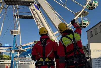 Spektakuläre Szenen: Großeinsatz der Rettungskräfte auf Dresdner Rummel - Sollte es auf dem Dresdner Rummel tatsächlich einmal zu einem Notfall kommen, muss die Feuerwehr perfekt vorbereitet sein. Foto:  xcitepress/Maurice Busch