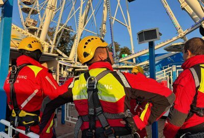 Spektakuläre Szenen: Großeinsatz der Rettungskräfte auf Dresdner Rummel - Sollte es auf dem Dresdner Rummel tatsächlich einmal zu einem Notfall kommen, muss die Feuerwehr perfekt vorbereitet sein. Foto:  xcitepress/Maurice Busch